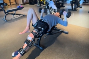 郭艾伦晒康复过程：加油 难熬的日子很快就会过去的