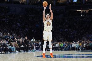 还有一节时间！桑托斯三节12中8&4记三分拿下25分 已经生涯新高