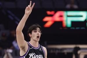 文班同胞！42号秀雷诺最近4场场均25分7.5板1.8助 三分命中率50%