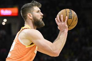 骑士背靠背迎战热火 迪恩·韦德热身时右脚踝扭伤将缺席比赛