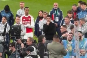 谢尔基领完奖牌后，在失落的阿森纳球员前面自拍