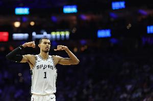 这…文班今天一人6个前场篮板 灰熊全队才3个