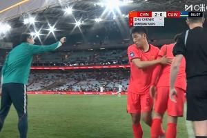 国足继续换人！比赛第86分钟，吾米提江替补登场，换下朱辰杰