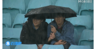冒雨支持！国足比赛当地时间17点开球，球迷现场观战撑伞看球