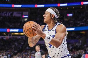 状态不错！班凯罗半场13中7拿下18分5板2助 首节拿到10分