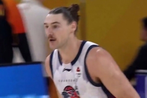 可圈可点！斯蒂尔首秀18分钟9中6拿到16分10板 三分3中2