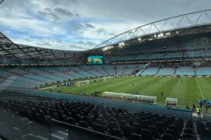 人呢人呢？国足赛前半小时马德兴现场晒照，球场几乎没有球迷