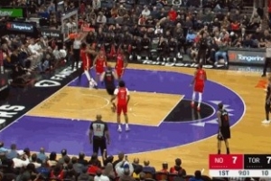 无视补防！斯科蒂·巴恩斯低位转身到篮下迎着米西单臂隔扣