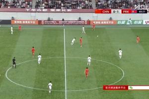 国足U23后场传球没沟通好被断，贺一然拉拽对手染黄