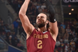 外线彻底投疯了！斯特鲁斯上半场10中8爆砍22分3板 三分8中6