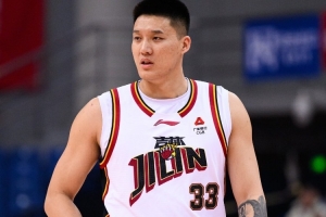 阿日没硬起来！曾繁日出战14分钟 5中1仅拿2分&还有3犯规