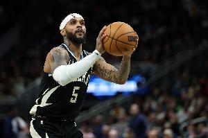 怎么打？雄鹿第三节轰进8记三分 单节仍以34-35净负马刺1分