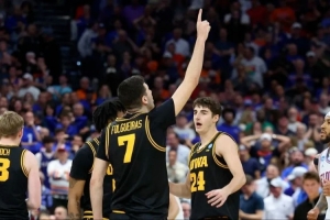 绝杀卫冕冠军后，他单手指天把胜利送给去世的父亲