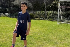 巴斯克斯晒孩子身穿维尼修斯球衣照片：感谢维尼修斯，我们爱你