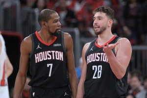 解说：申京攻防一体切换到季后赛模式？不知伊森好表现维持多久？