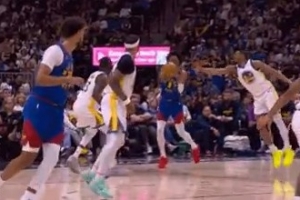 寸土必争！双方拼抢出界吹争球 勇士挑战成功拿回球权