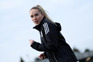 英格兰女足球员孕期不幸流产，月初刚宣布怀孕，男友是卢顿球员