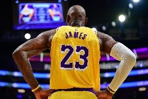 小里合同使今夏成湖人唯一补强良机 老詹除非接受940万否则将离队