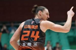 高效10中8看下27分5板！解说：贝利·斯蒂尔便宜还好使！