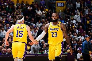 状态火爆！湖人过去17场比赛赢下15场 两波3连胜+一波9连胜