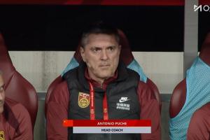 破相了？U23国足主帅安东尼奥右脸颊贴了个创可贴