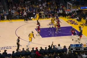 稳定军心！詹姆斯传布朗尼 后者突分助攻肯纳德压哨三分命中