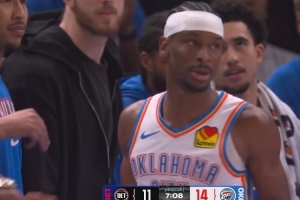 不可阻挡！亚历山大面对包夹从容换手上篮 2+1信手拈来