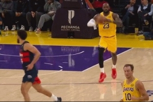 这妙传太到位！詹姆斯反击不看人长传 海斯接球三步双手暴扣！