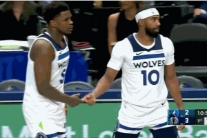 小插曲！爱德华兹迟到 康利首发出战一分钟后华子赶到将其换下