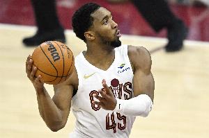 米球王！米切尔18投10中&罚球12中11 砍34分2板5助1断&正负值+11