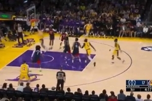 状态全无！里夫斯中路突击过掉防守空篮不中 前5投全部失手