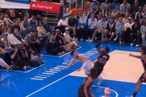 纵享丝滑！麦凯恩变向闪出空间 沾衣十八跌造萨瑟犯规打成2+1