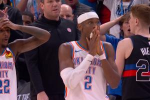 加时！亚历山大三分绝杀 但是......吹了他进攻犯规！