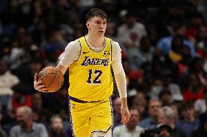 拉拉维亚：我们的化学反应越来越好了 防守可能是成长最大的地方