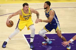 单月投进80+记三分的球员：库里三次、哈登、东契奇