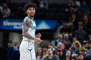 三球出战28分钟 12中4&三分10中3拿到14分7板9助 正负值+24