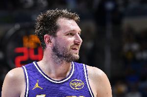 完美一战！东契奇成湖人队史首位单场40+10助攻且0失误的球员