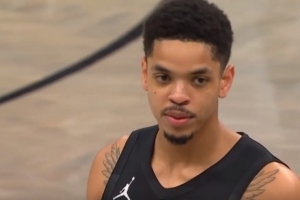 科比·怀特虚晃上篮被米诺特结结实实打到脸上 后者被吹一级恶意