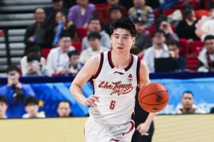 不在状态！程帅澎半场4投仅1中拿到2分 三分2中0