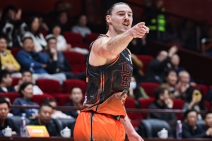 鲁媒：临时加盟的斯蒂尔确实不俗 没几场就成了山东男篮的大腿