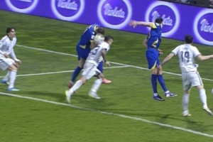 意媒：波黑进球前哲科争顶时疑似右臂触球，这个扳平球存在争议