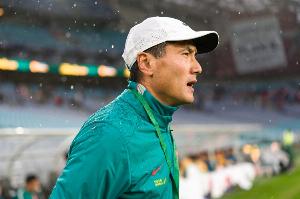 足球报评国足0-2喀麦隆：被打懵后走出困境，考验巨大收获亦多