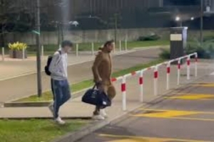 意大利归国视频：全员低头不语，染红的巴斯托尼走在队伍的最后