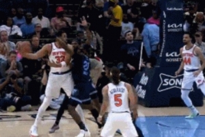 神似大姚当年那球！唐斯遭遇包夹 脑后传球助攻沙梅特上篮命中