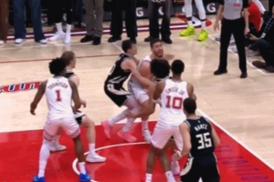 还是不舒服！申京篮下强起被犯规 再次捂着腰缓解