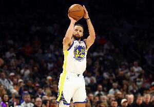 去年的今天：37岁库里三分20中12爆砍52分 个人赛季第二次50+