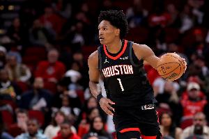 劲量小子！阿门上半场7投3中砍8分8板2助2断 3个前场板&正负值+8