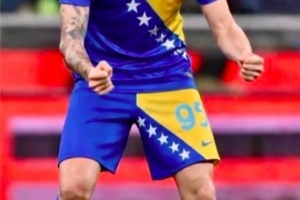 遭群嘲！巴斯托尼被P上波黑球衣，动作是国家德比假摔后的庆祝