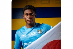 帕尔马官推称赞铃木彩艳：你带来的安全感，就像在自己家吃饭一样