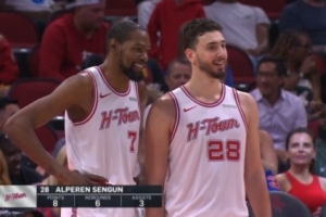 气氛很对！杜兰特和申京在场上微笑交流 随后马上投入防守